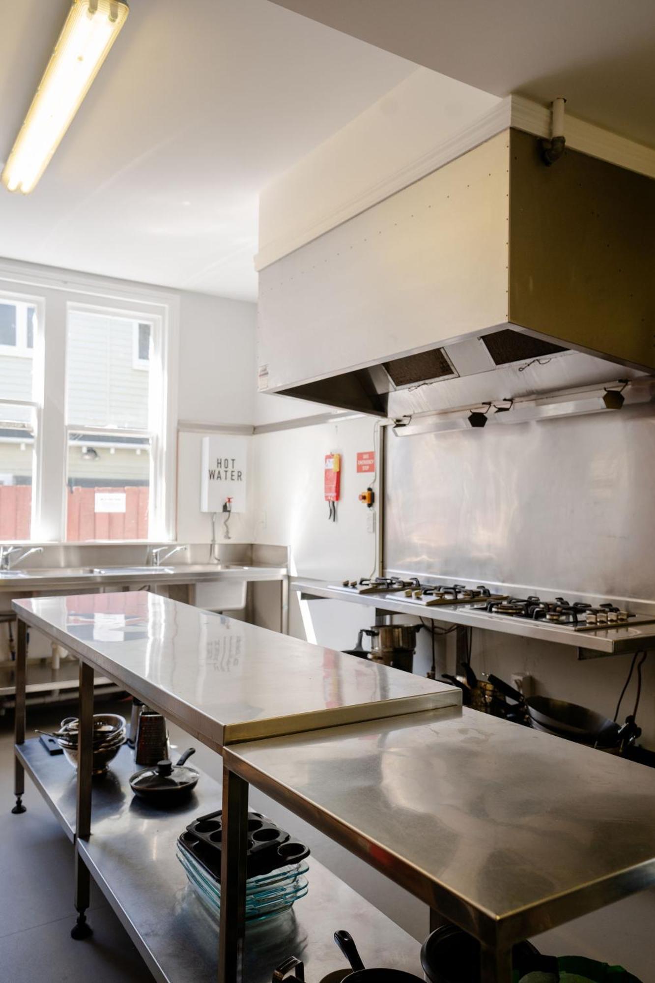 Haka House Крайстчёрч Экстерьер фото A commercial kitchen