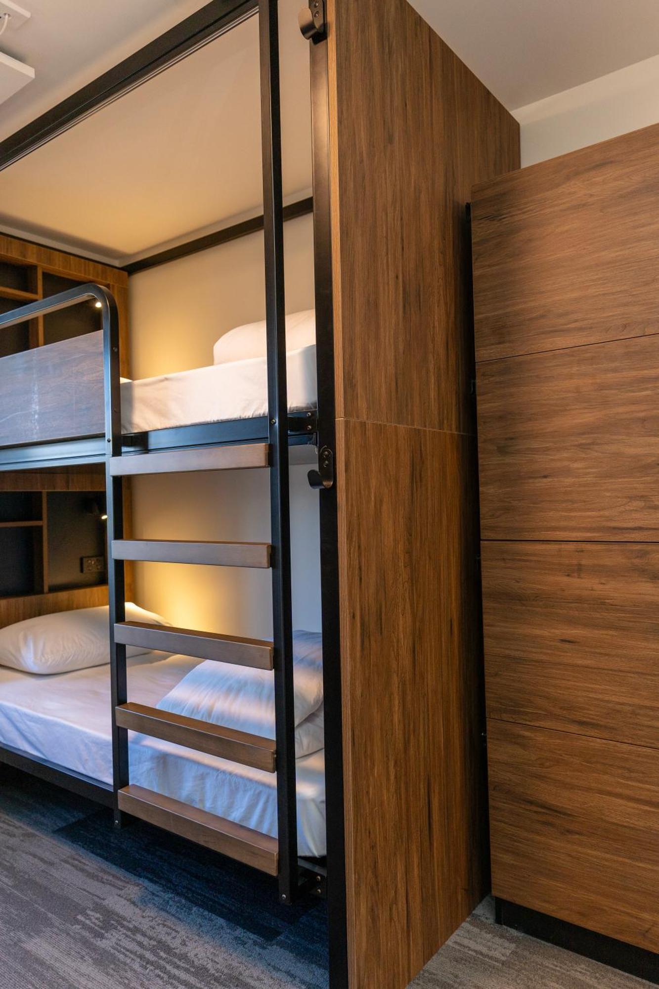Haka House Крайстчёрч Экстерьер фото A bunk bed in a capsule hotel