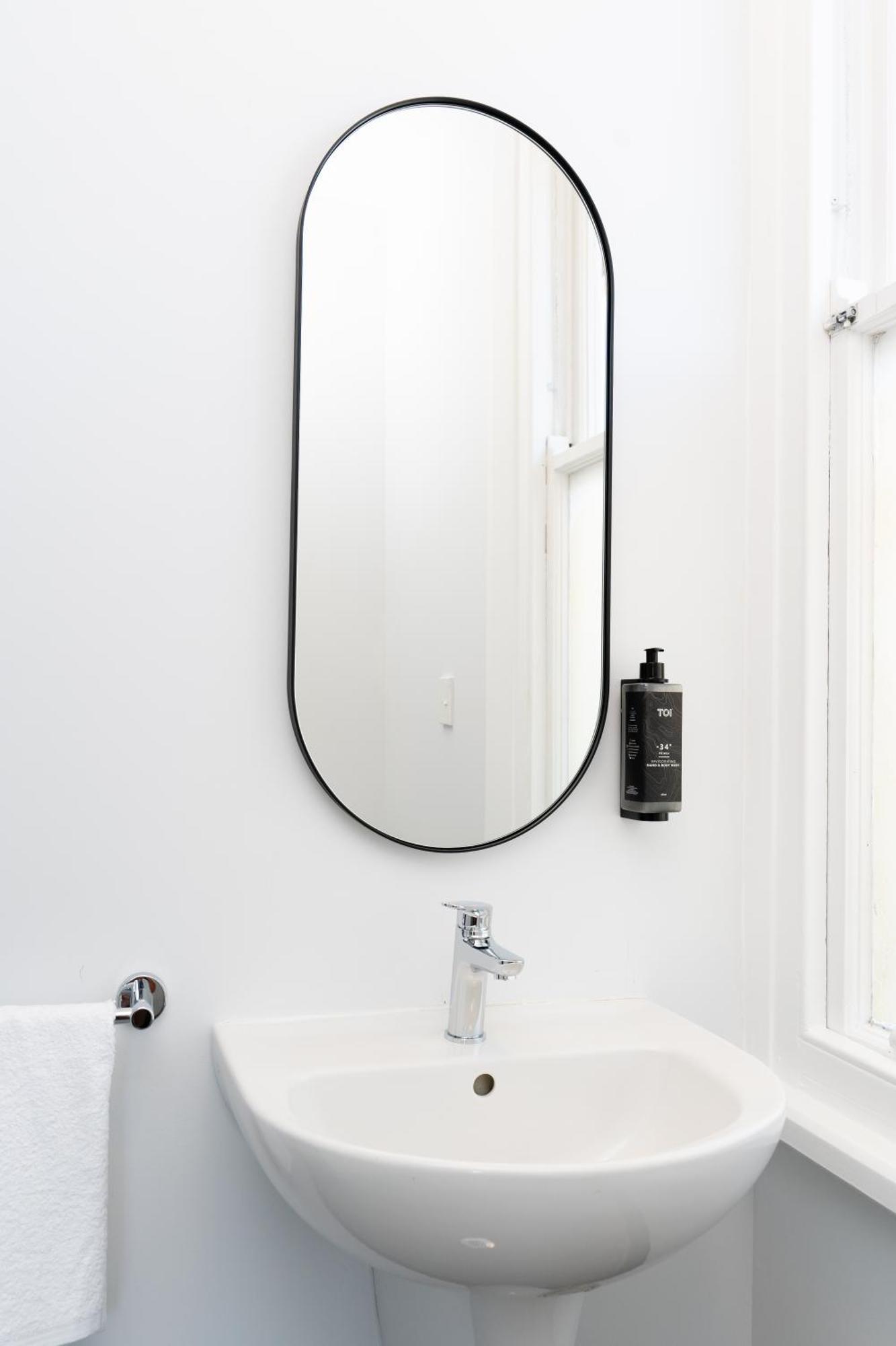 Haka House Крайстчёрч Экстерьер фото A bathroom mirror