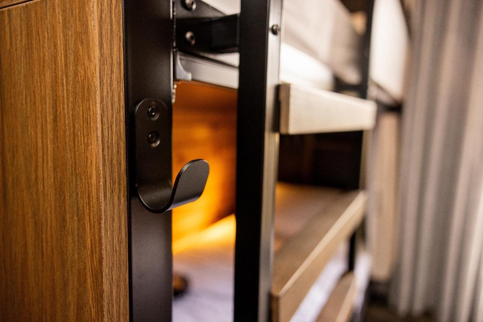 Haka House Крайстчёрч Экстерьер фото A door lock
