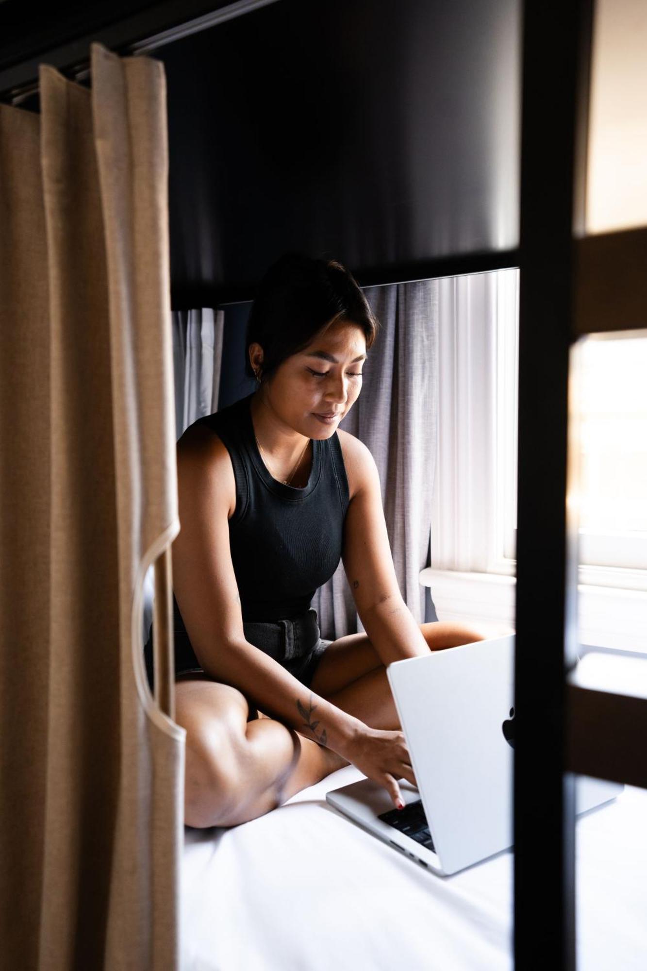 Haka House Крайстчёрч Экстерьер фото A woman using a laptop