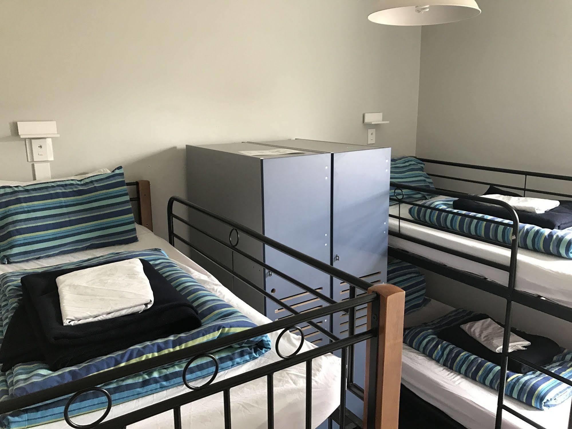 Haka House Крайстчёрч Экстерьер фото A typical hostel room