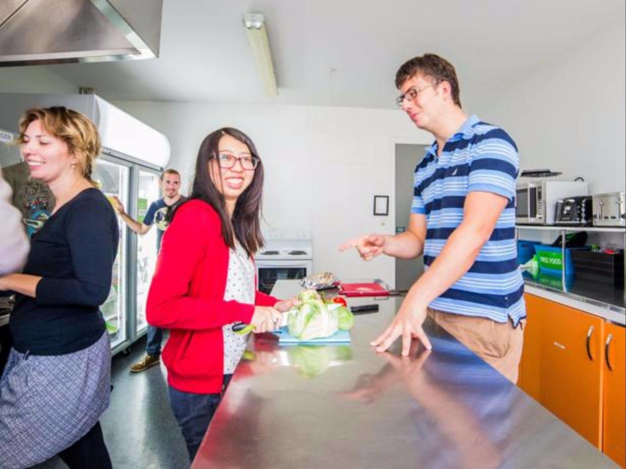 Haka House Крайстчёрч Экстерьер фото Students in the kitchen at the Student Union